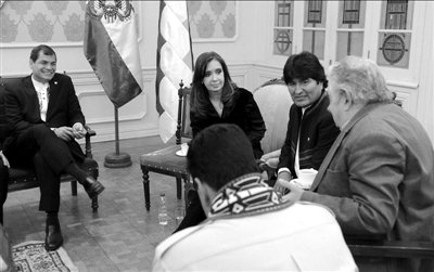 7月4日，科雷亞、克里斯蒂娜、莫拉萊斯、穆?？榜R杜羅（左起順時針方向）參加會議。新華社發(fā)