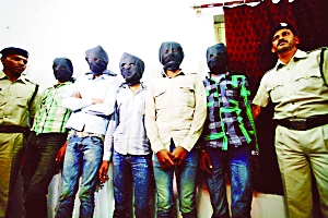 印度一個(gè)特別法庭20日宣布，判處卷入瑞士女游客遭輪奸案的6名男子終身監(jiān)禁。檢方對(duì)判決結(jié)果感到滿意，但表示不排除被告上訴可能。