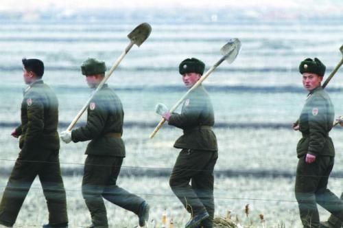 朝軍士兵前往田地支援地方建設(shè)。