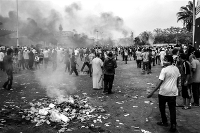 7月27日，在埃及首都開(kāi)羅，穆?tīng)栁髦С终咄辣┚彀l(fā)生沖突。新華社發(fā)