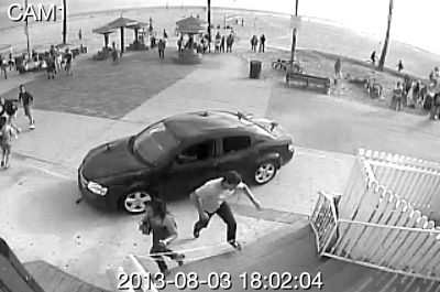 監(jiān)控錄像截屏圖：3日，美國洛杉磯市，一輛汽車沖進(jìn)威尼斯海灘棧道上的人群。圖/東方IC