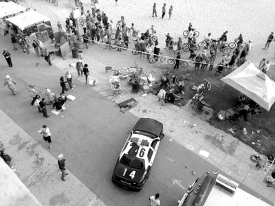 3日，美國洛杉磯，威尼斯海灘上血跡斑斑，警方正在調(diào)查。圖/東方IC