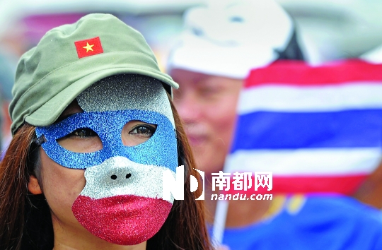 4日，一名泰國反政府人士頭戴面具在首都曼谷參加集會。