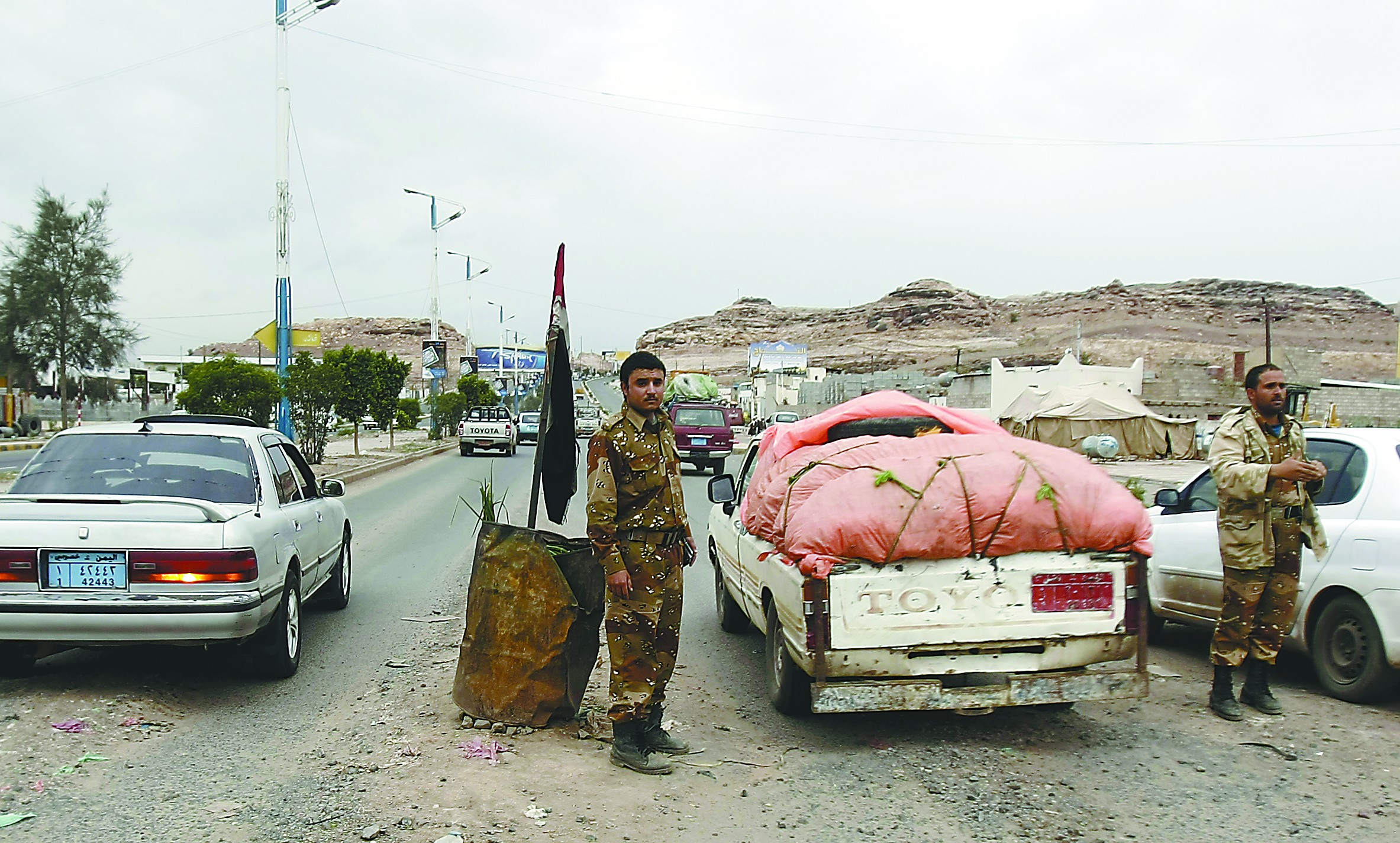 當(dāng)?shù)貢r(shí)間4日，在也門首都薩那，安全人員在通往美國(guó)大使館的路上設(shè)置檢查站檢查過(guò)往車輛。