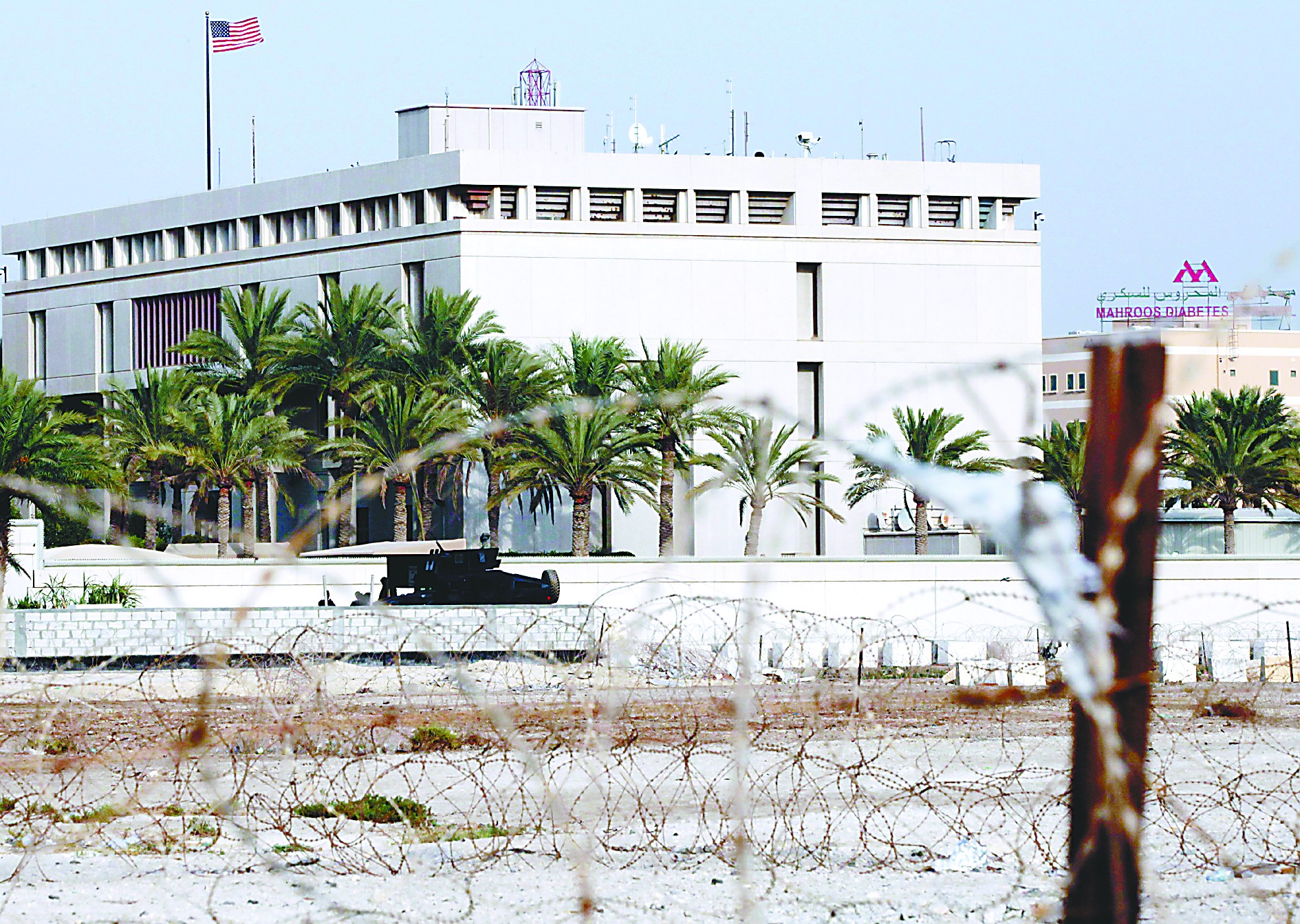 當(dāng)?shù)貢r(shí)間4日，在也門首都薩那，安全人員在通往美國(guó)大使館的路上設(shè)置檢查站檢查過(guò)往車輛。