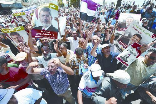 16日，穆爾西的支持者進(jìn)行“憤怒的星期五”大游行，抗議軍方清場行動造成嚴(yán)重人員傷亡。