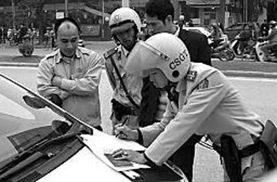 越南交警在開罰單。