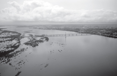 據(jù)目前估計，俄遠東地區(qū)因洪災造成的損失超過100億盧布。