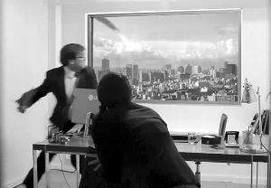 超高清屏幕上出現(xiàn)隕石撞擊城市樓群的場(chǎng)景，蒙在鼓里的求職者以為發(fā)生了真實(shí)的末日災(zāi)難