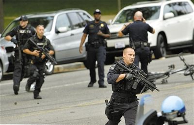 3日,案發(fā)現(xiàn)場(chǎng),持槍警察在奔跑。