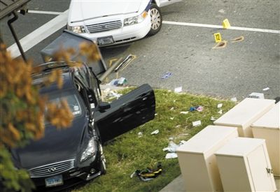 沖擊白宮圍欄的黑色轎車。