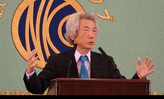 日本前首相小泉純一郎11月12日發(fā)表演說，支持安倍晉三對中國強(qiáng)硬，并鼓動其參拜靖國神社。