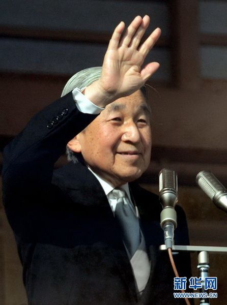 當?shù)貢r間12月23日，在位于日本東京的皇宮，日本明仁天皇向民眾致意。