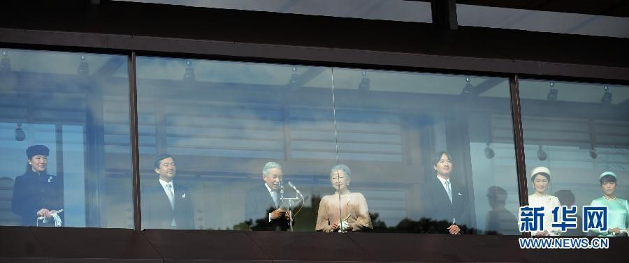 當?shù)貢r間12月23日，在位于日本東京的皇宮，日本明仁天皇在皇族的陪同下發(fā)表生日感言。