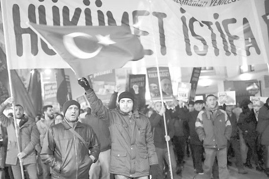 　土耳其民眾25日抗議政府貪腐行為。