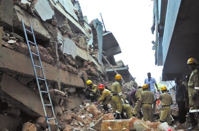 4日，印度卡納科納，救援人員正在搜尋被掩埋的幸存者和遇難者遺體。圖/東方IC
