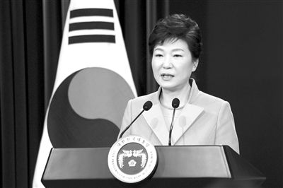 1月6日，韓國(guó)總統(tǒng)樸槿惠在首爾總統(tǒng)府青瓦臺(tái)舉行的新年記者會(huì)上發(fā)言。新華社發(fā)