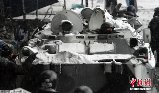 圖為烏克蘭警方派出裝甲車駛向抗議人群。