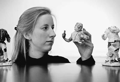 在英國倫敦，拍賣行員工展示邁森瓷器。