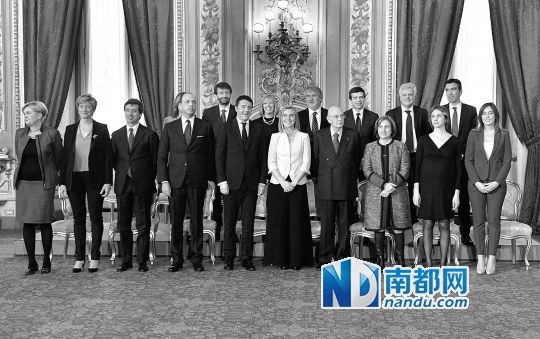 2月22日，在意大利羅馬總統(tǒng)府，新任總理馬泰奧·倫齊(前左五)與總統(tǒng)納波利塔諾(前右四)及新內(nèi)閣成員