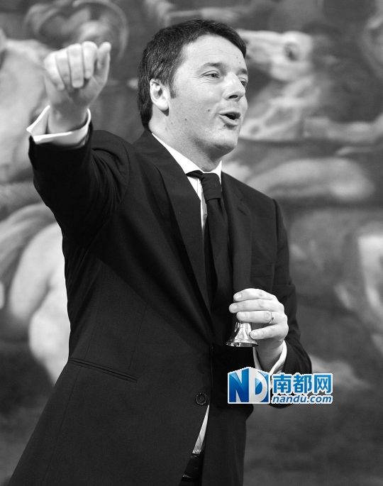 2月22日，在意大利羅馬總理府，新任總理馬泰奧·倫齊搖鈴象征正式行使總理權力。