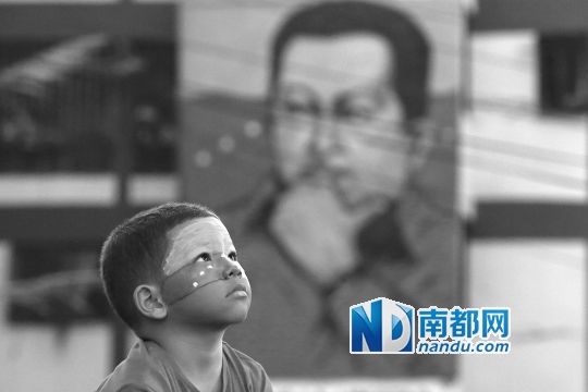 3月5日，一名委內瑞拉兒童仰望天空，他身后是查韋斯的陵墓。