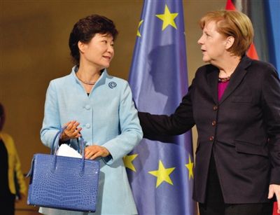 26日，默克爾與來(lái)訪的樸槿惠會(huì)晤。