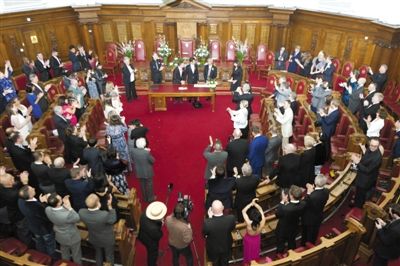 29日，倫敦，一對同性伴侶舉行結婚儀式。