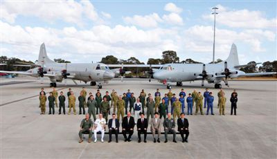 4月29日，參與搜尋馬航失聯(lián)客機(jī)的多國(guó)軍人和軍機(jī)在珀斯皮爾斯空軍基地合影。5月1日，馬航宣布搜尋進(jìn)入新階段，重點(diǎn)將借助不同技術(shù)擴(kuò)大海底搜尋。