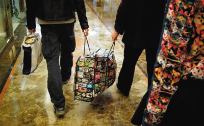 5月2日，馬航乘客家屬離開麗都飯店。當(dāng)日，麗都飯店二層家屬區(qū)正式關(guān)閉，大部分家屬返鄉(xiāng)。