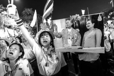 5日，泰國(guó)巴蜀府海濱度假勝地華欣，數(shù)萬(wàn)民眾身穿國(guó)王的代表色“黃色”T恤，自發(fā)上街，口喊“國(guó)王萬(wàn)歲”的口號(hào)。