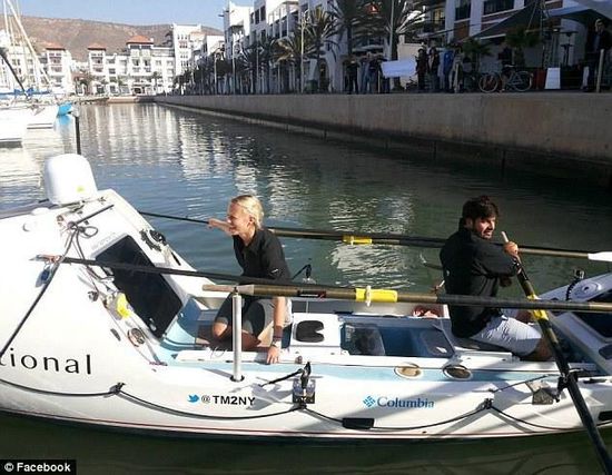 男女主角與他們的“小伙伴”，名叫“馬迪巴精神”的皮劃艇。