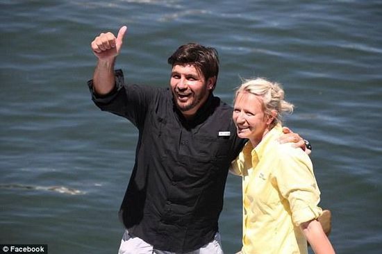 抵達邁阿密時，曼瑟驕傲地豎起了大拇指。