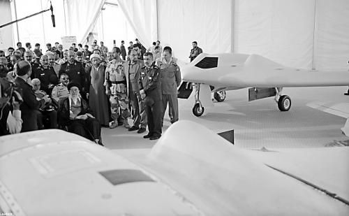 　哈梅內(nèi)伊（中）11日參觀伊朗版RQ-170無(wú)人機(jī)。