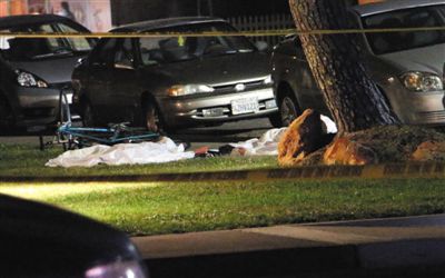 5月23日在美國加州大學(xué)圣巴巴拉分校附近的槍擊現(xiàn)場拍攝的死者遺體。