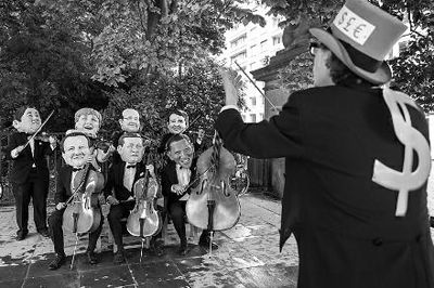 4日在布魯塞爾，非政府組織『樂(lè)施會(huì)』成員戴著七國(guó)首腦面具演奏名曲《錢錢》，批評(píng)七國(guó)政策導(dǎo)致全球貧富差