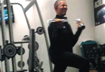 奧巴馬舉啞鈴時“不注意形象的表情”。