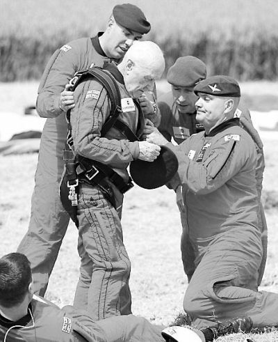 89歲的赫頓再次于70年前同一地點參加雙人跳傘。