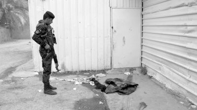 7月13日，伊拉克巴格達(dá)，警察在發(fā)生槍殺案的現(xiàn)場(chǎng)勘察。