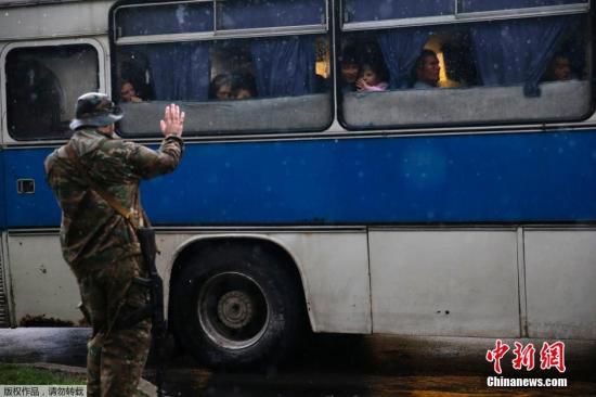 烏克蘭頓涅茨克，烏克蘭政府軍對當?shù)爻掷m(xù)炮擊，民眾為躲避戰(zhàn)火，紛紛登上列車離開。
