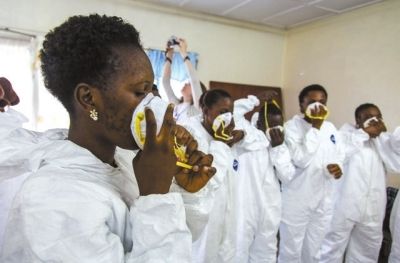 9月18日，塞拉利昂護(hù)士接受使用埃博拉防護(hù)裝備培訓(xùn)。新華社發(fā)