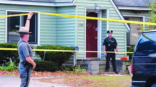 8日，紐約州當(dāng)?shù)鼐旆怄i案發(fā)現(xiàn)場。