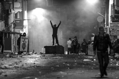 　10月8日，在土耳其伊斯坦布爾，同情難民遭遇的庫爾德人進(jìn)行游行示威，指責(zé)政府應(yīng)對(duì)“伊斯蘭國(guó)”武裝不