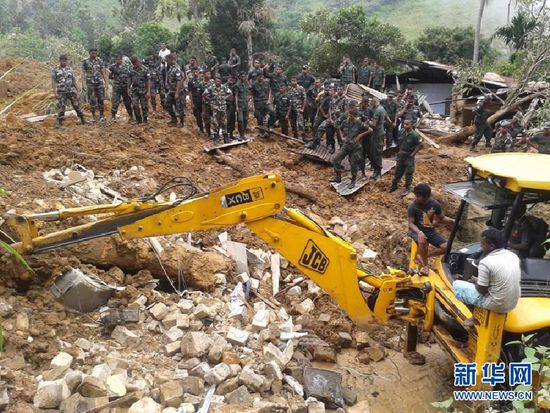 　10月29日，斯里蘭卡救援部隊抵達山體滑坡災(zāi)區(qū)展開救援。