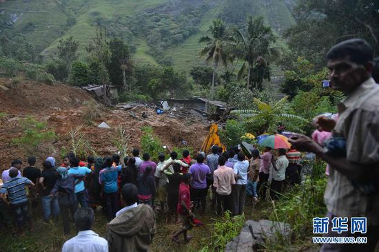 這張10月29日拍攝的照片顯示斯里蘭卡中部山體滑坡中幸存村民們正在被疏散。