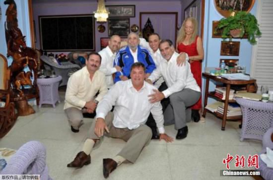 當?shù)貢r間2015年2月28日，古巴哈瓦那，古巴前領導人菲德爾·卡斯特羅接見被美國釋放的5名間諜合影。