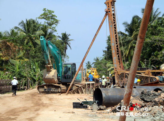 　斯里蘭卡南部鐵路項目施工現(xiàn)場。一臺打樁機正在進(jìn)行鐵路橋橋墩作業(yè)。(攝影：孫洋)