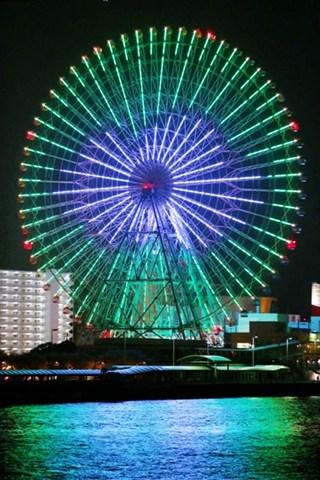 直徑100米的摩天輪上映出多種花式圖案。