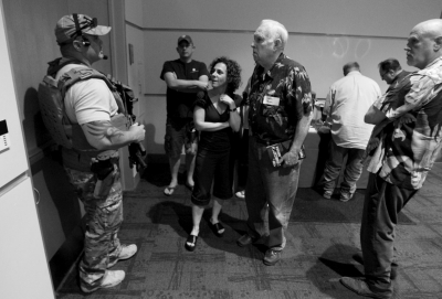 　5月3日，警察在案發(fā)后暫時(shí)阻止與會(huì)者離開(kāi)展覽。