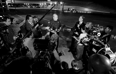 警方發(fā)言人接受記者采訪。